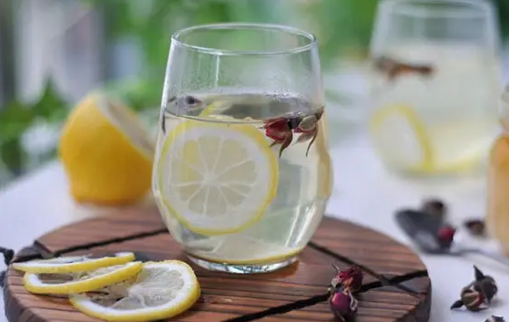 电解质水用新鲜柠檬还是干柠檬好 电解质水用青柠檬还是黄柠檬好