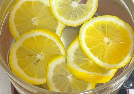 柠檬加冰糖加盐是电解质水吗 柠檬加冰糖加盐泡水喝的功效