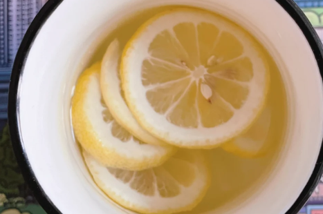 柠檬加冰糖加盐是电解质水吗 柠檬加冰糖加盐泡水喝的功效