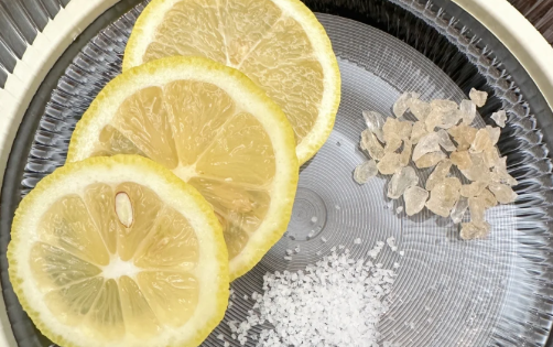 柠檬加冰糖加盐是用热水冲泡吗 柠檬加糖加盐泡水喝的做法