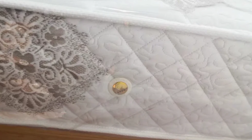 新床垫塑料膜撕掉散味要拿床单铺着吗 新床垫塑料膜撕掉后气味很大怎么办