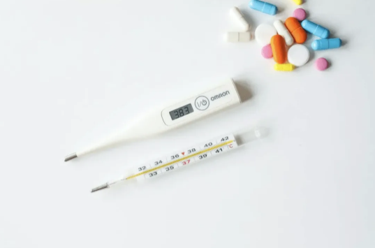 发烧要多盖被子还是少盖被子 发烧要多盖被子出汗吗