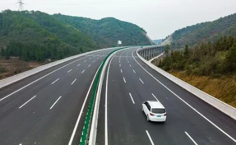 2023春节期间上高速免费在高速路口拿不拿卡 春节期间上高速免费不拿卡可以吗