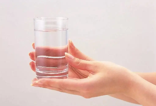 发烧喝电解质水好还是维生素c好 发烧喝什么水退烧快