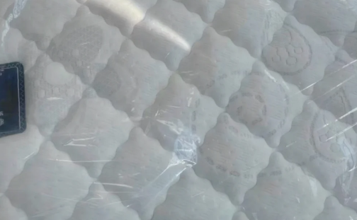 新床垫塑料膜撕掉散味要拿床单铺着吗 新床垫塑料膜撕掉后气味很大怎么办