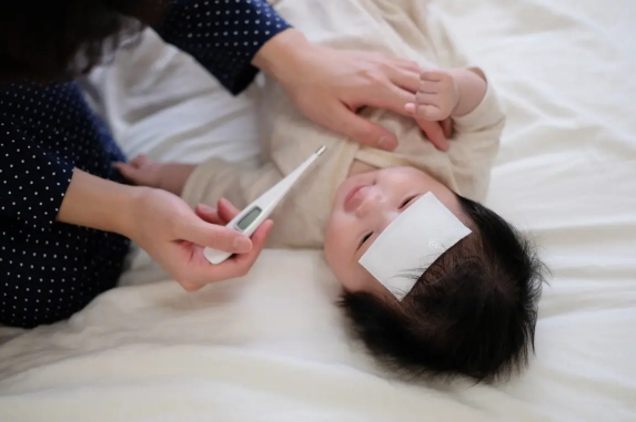 发烧要多盖被子还是少盖被子 发烧要多盖被子出汗吗