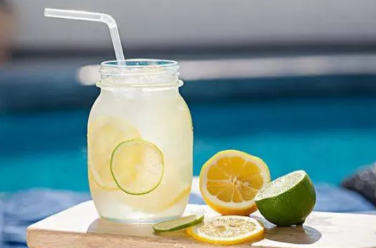 电解质水用新鲜柠檬还是干柠檬好 电解质水用青柠檬还是黄柠檬好