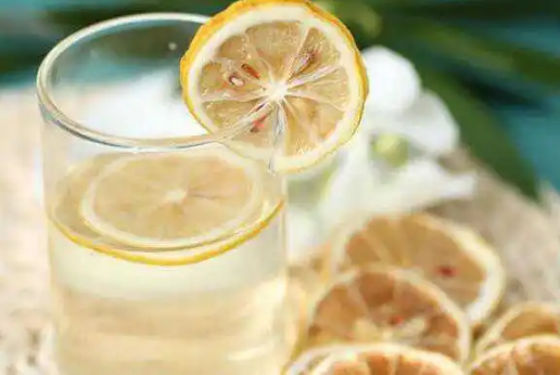 柠檬干可以做电解质水吗 电解质水可以用干柠檬片代替吗