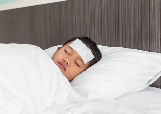 发烧是穿着衣服睡觉好还是脱了好 发烧是穿着衣服睡还是裸睡