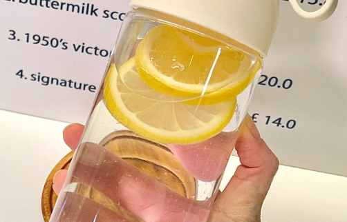柠檬加冰糖加盐是用热水冲泡吗 柠檬加糖加盐泡水喝的做法