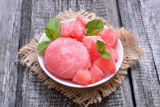 嗓子疼吃冰淇淋会加重病情吗 嗓子疼吃雪糕会严重吗