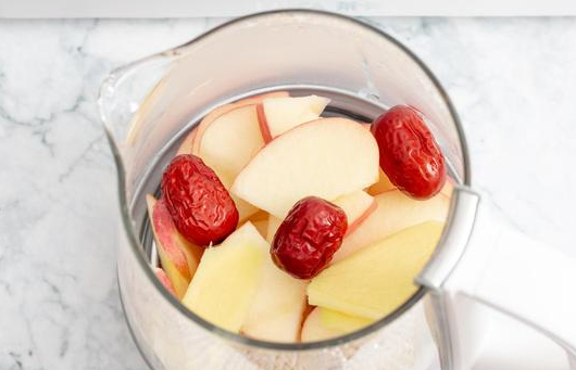 电解质水可以用苹果代替吗 苹果可以做电解质水吗