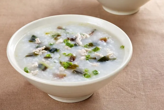 发烧吃皮蛋瘦肉粥好还是青菜瘦肉粥 发烧吃肉粥好还是白粥好