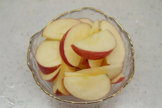 电解质水可以用苹果代替吗 苹果可以做电解质水吗