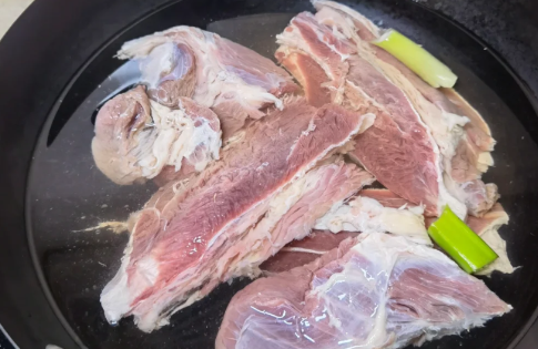 卤牛腱子需要切开吗 卤牛腱子需要焯水吗