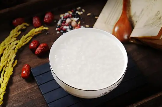 发烧吃皮蛋瘦肉粥好还是青菜瘦肉粥 发烧吃肉粥好还是白粥好