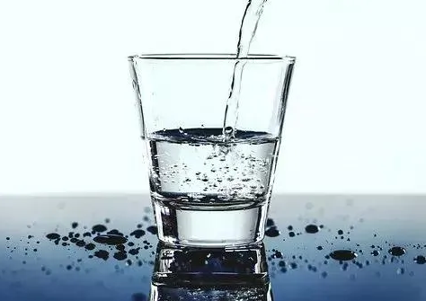 发烧喝葡萄糖水好还是盐水好