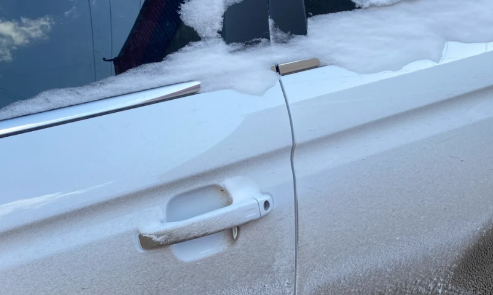 车门被冻住了可以用热水浇吗 车门被冻住了怎么打开