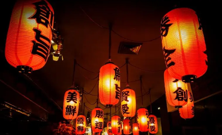 2023过年挂的灯笼晚上可以关了吗（​春节挂的灯笼晚上要一直点着吗）