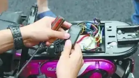 电动车定位追踪器怎样安装（电动车定位追踪器对电池有什么影响）
