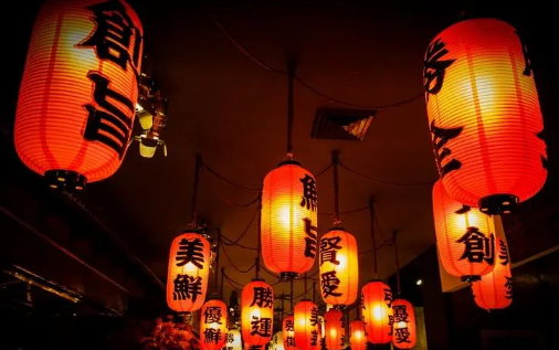 2023春节挂的灯笼是白天闭合晚上打开吗 过年灯笼要一直亮吗