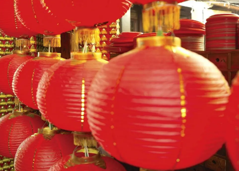 2023春节挂的灯笼是白天闭合晚上打开吗 过年灯笼要一直亮吗