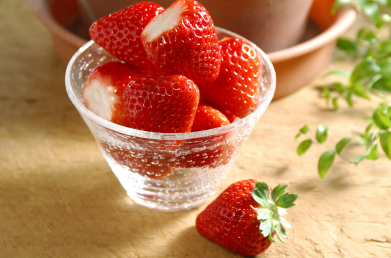 冬天草莓放冰箱好还是在外面好 冬天草莓放冰箱还是常温保存