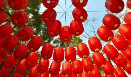 2023过年挂的灯笼晚上可以关了吗（​春节挂的灯笼晚上要一直点着吗）