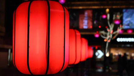 2023春节挂的灯笼是白天闭合晚上打开吗 过年灯笼要一直亮吗