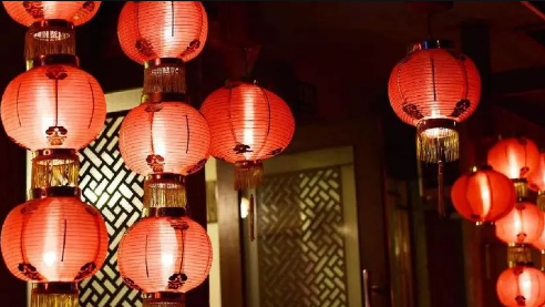 2023过年挂的灯笼晚上可以关了吗（​春节挂的灯笼晚上要一直点着吗）