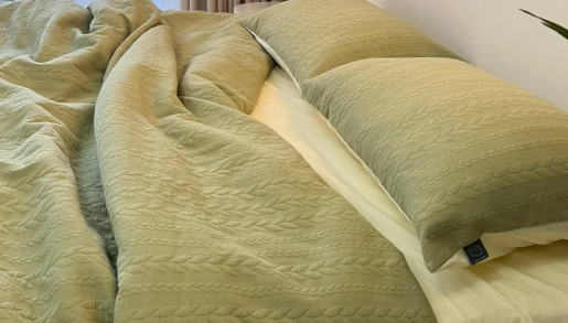 床上4个迹象说明螨虫已经盯上你了 螨虫在床上的话会是怎么样子的