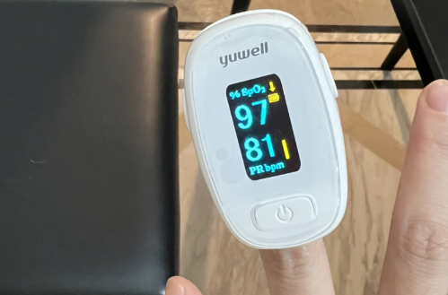 血氧仪上面两个数值是代表什么的 血氧仪上面两个数值多少算正常