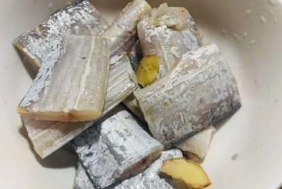 包装带鱼段两侧发黑了能吃吗 ​包装带鱼段两侧发黑了怎么处理