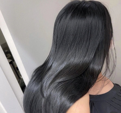 黑茶灰染出来是黑中带灰吗 黄头发染完黑茶灰是啥颜色