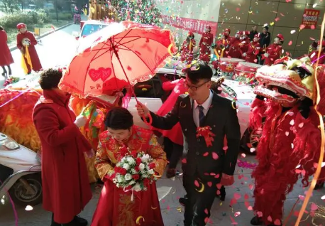 婚礼应该由谁牵着新娘 结婚女儿挽父亲的哪一只手