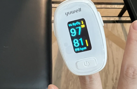 为什么血氧下降一会又上来了（为什么躺着和坐着血氧不一样）