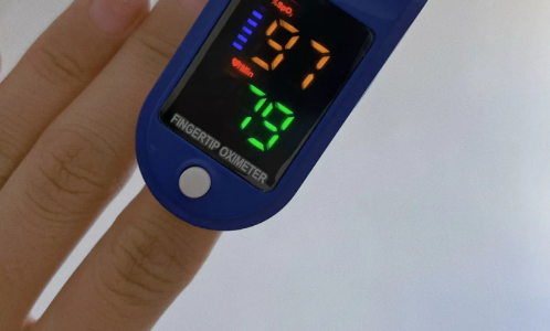 血氧仪上面两个数值是代表什么的 血氧仪上面两个数值多少算正常