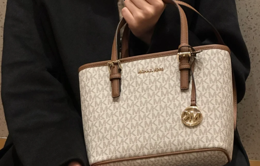 英国mk包包为什么只卖两百多（背mk女包很掉档次吗）