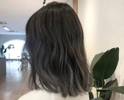 黑茶灰染出来是黑中带灰吗 黄头发染完黑茶灰是啥颜色