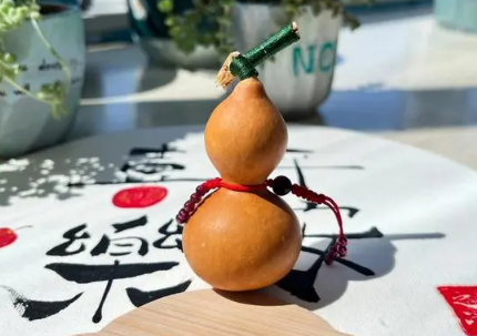 天然的葫芦可以放床头旁边吗（葫芦放在床头柜左边还是右边）