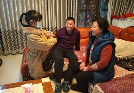 老人去世一年内可以参加婚礼吗（去世后家人多久可以走亲访友）