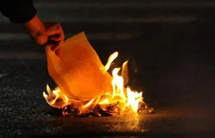 2023清明异地烧纸是白天还是晚上（清明异地烧纸钱有什么讲究）