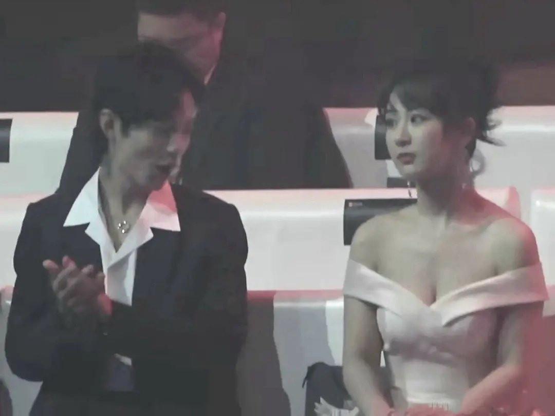 怎么感觉肖战喜欢杨紫(肖战偷窥杨紫胸部) 怎么感觉肖战喜欢杨紫(肖战偷窥杨紫胸部)