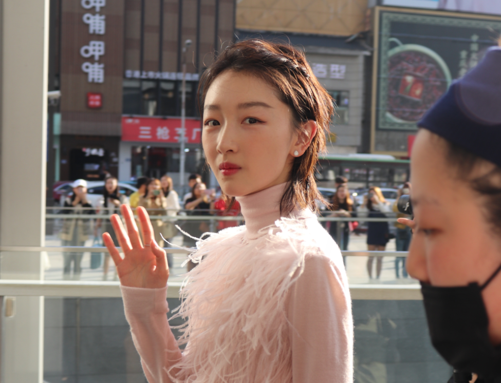 周冬雨身高体重多少（体重44kg的周冬雨）