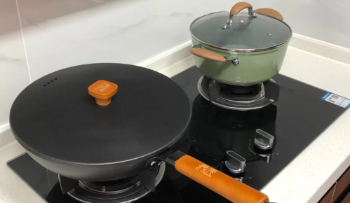 卡罗特麦饭石锅和炊大皇的哪个好（卡罗特麦饭石锅怎么开锅）