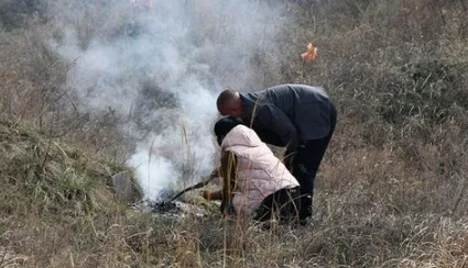 2023清明节上坟填土可用锄头吗（清明节要用锄头还是镰刀）