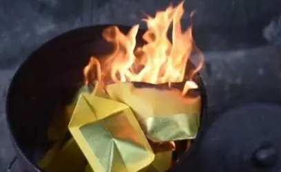 2023清明去十字路口烧纸几点去（为什么烧纸都会选择在十字路口的一角呢）