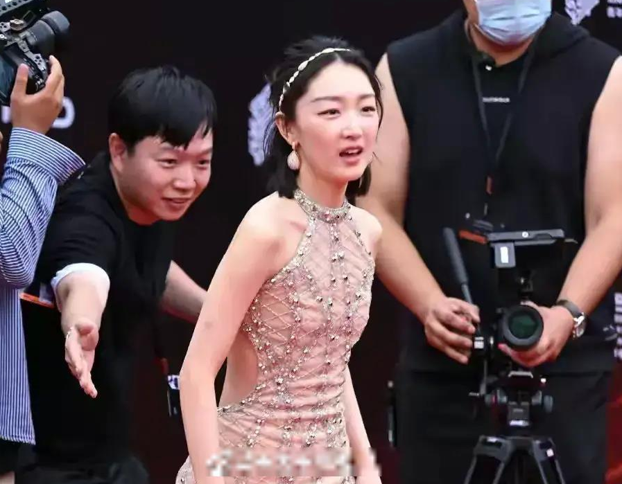 周冬雨身高体重多少（体重44kg的周冬雨）