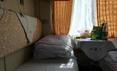 火车软卧妹子多还是硬卧多（一个女孩选硬卧好还是软卧好）