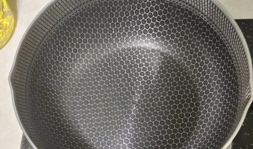 蜂巢锅是什么材料做的（蜂巢锅适合做什么食物）